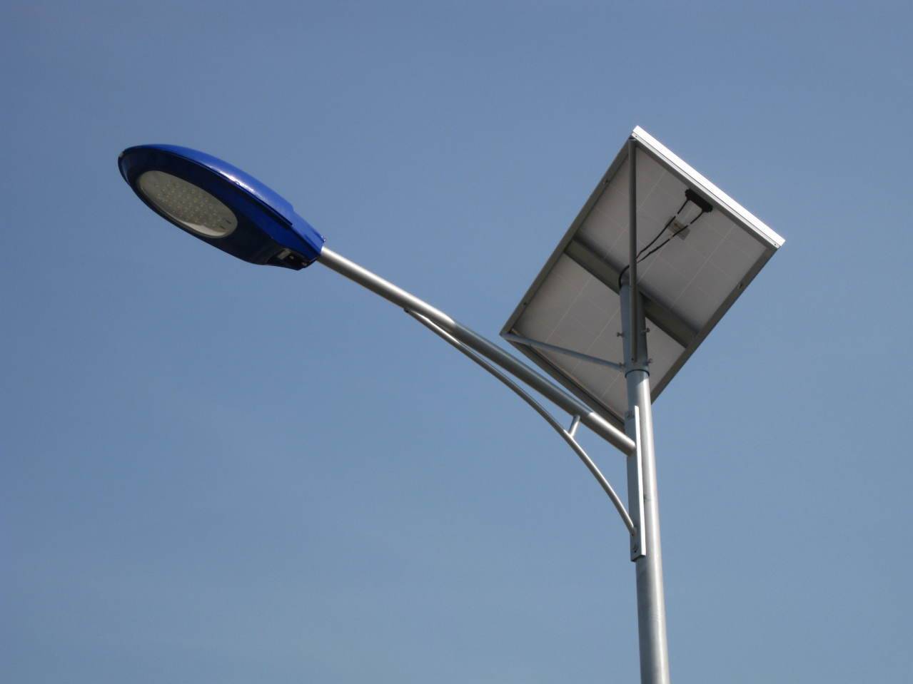 公路6米太陽能路燈生產廠家找鑫月光電足矣!